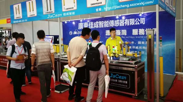 与我们国外合作伙伴一起参加展会